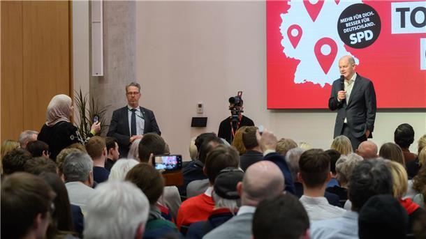 Bundeskanzler Scholz im Zwiegespräch mit der pro-palästinensischen Fragestellerin.