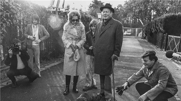 Der Kanzler und sein Spion: 50 Jahre Guillaume-Affäre Bundeskanzler Willy Brandt und Familie werden beim Spaziergang von Günter Guillaume (r) begleitet.