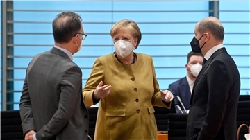 Bundeskanzlerin Angela Merkel (CDU) spricht mit Außenminister Heiko Maas (l., SPD) und Finanzminister Olaf Scholz (SPD) vor der Sitzung des Kabinetts im Bundeskanzlearamt.