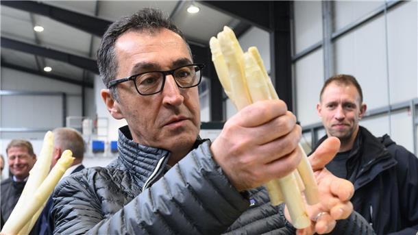 Bundeslandwirtschaftsminister Özdemir besucht Spargelhof Bundeslandwirtschaftsminister Cem Özdemir (Grüne) hält Spargel bei einem Besuch vom Spargelhof Heuer in der Region Hannover.
