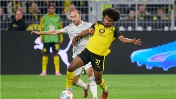 Bundesliga-Debüt in Dortmund: Wolfsburgs neuer Star Christian Eriksen (l) im Zweikampf mit Dortmunds Karim Adeyemi. 