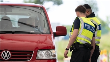 Bundespolizisten haben an den Außengrenzen zu Bayern mehr als 30 mutmaßlich gewaltbereiten Fußballfans die Einreise verweigert.