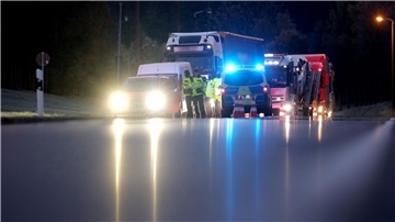 Bundespolizisten kontrollieren nahe der deutsch-tschechischen Grenze einen LKW.