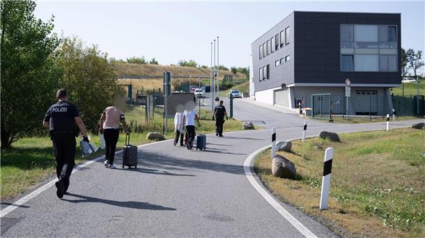 Geschäft mit der Not: Schleusung wird immer skrupelloser Bundespolizisten nehmen auf einem Rastplatz an der Autobahn 17 vier mutmaßliche Schleuser in Gewahrsam.