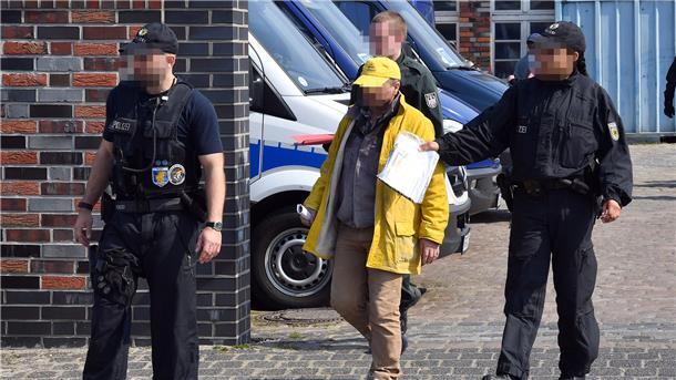 Schleusertum: Bauunternehmer aus Bederkesa vor Gericht Ein Arbeitnehmer wird in Bremerhaven abgeführt