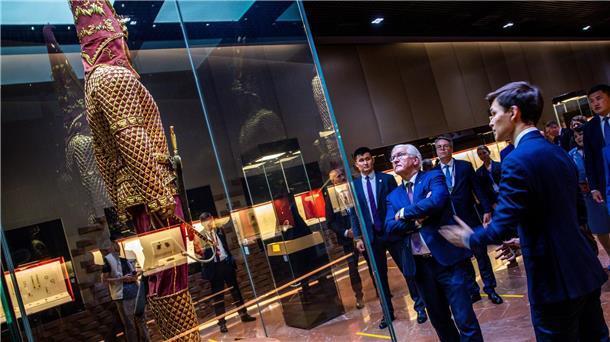 Deutschland und Kasachstan wollen engere Beziehungen Bundespräsident Frank-Walter Steinmeier besichtigt im Nationalmuseum die Nachbildung des bei Ausgrabungen gefunden „Goldenen Mannes“.