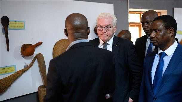Bundespräsident Frank-Walter Steinmeier besucht das Maji-Maji Museum im Memorial Park von Songea.