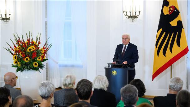 Bundespräsident Frank-Walter Steinmeier hat 28 Menschen mit dem Verdienstorden der Bundesrepublik Deutschland ausgezeichnet. 