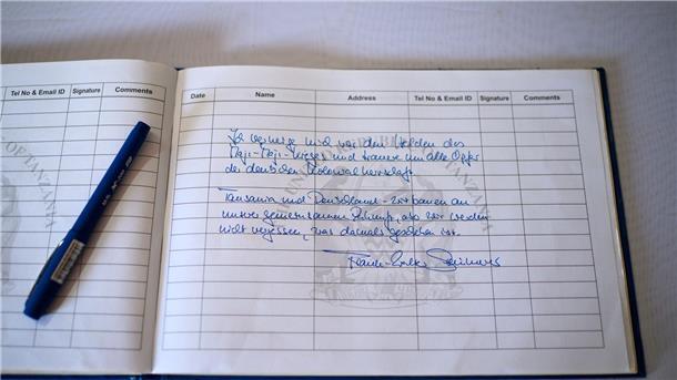 Bundespräsident Frank-Walter Steinmeier hat sich im Maji-Maji-Museum mit diesen Worten ins Gästebuch eingetragen: „Ich verneige mich vor den Helden des  Maji-Maji-Krieges und trauere um alle Opfer der deutschen Kolonialherrschaft. ...“