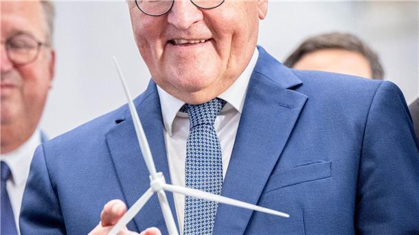 Steinmeier lässt sich Bau von Maschinenhäusern erklären Bundespräsident Frank-Walter Steinmeier hat sich in einer Produktionshalle von Siemens Gamesa in Cuxhaven über die Fertigung von Maschinenhäusern für Windparks auf dem Meer informiert. Als Geschenk bekam er ein Modell einer Windkraftanlage.
