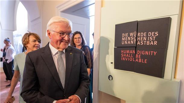 Verfassungskonvent-Geburtstagsfeier im Schatten der AfD Bundespräsident Frank-Walter Steinmeier in der neuen Ausstellung „Der Wille zu Freiheit und Demokratie. Der Verfassungskonvent von Herrenchiemsee 1948“ im Alten Schloss im bayerischen Herrenchiemsee.