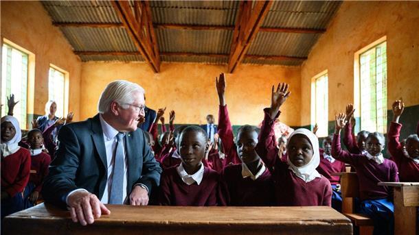 Bundespräsident Frank-Walter Steinmeier in einer Klasse der Maji-Maji Grundschule in Songea.