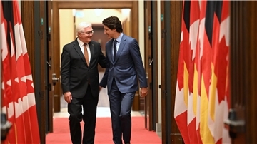 Bundespräsident Frank-Walter Steinmeier (l) trifft in Ottawa den kanadischen Premierminister Justin Trudeau.