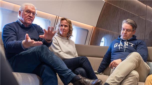 Lemke: Regenwald-Abholzung hat Folgen für ganzen Planeten Bundespräsident Frank-Walter Steinmeier (l) und Bundesministerin für Umwelt Steffi Lemke fliegen nach Brasilien.