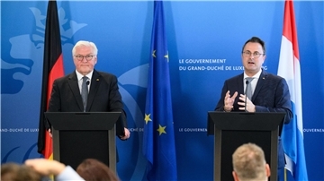 Bundespräsident Frank-Walter Steinmeier (l.) und der luxemburgische Premier Xavier Bettel während einer gemeinsamen Pressekonferenz.