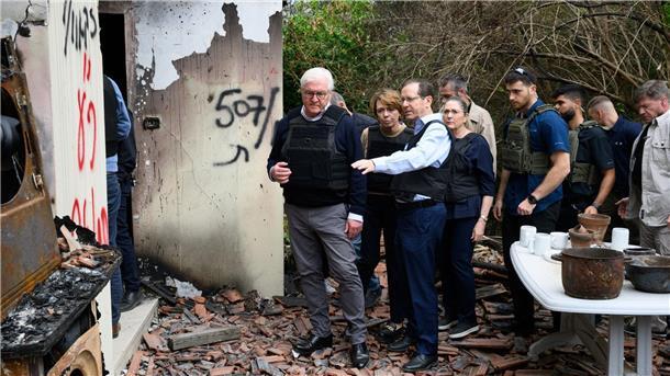 Deutschland unterstützt Kibbuz-Wiederaufbau finanziell Bundespräsident Frank-Walter Steinmeier (l.) und seine Frau Elke Büdenbender besuchen zusammen mit Israels Staatspräsident Izchak Herzog den Kibbuz Beeri im Grenzgebiet zum Gazastreifen im Süden Israels.