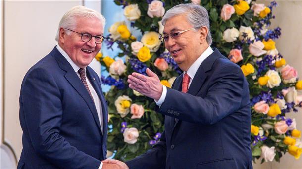 Deutschland und Kasachstan wollen engere Beziehungen Bundespräsident Frank-Walter Steinmeier (l) wird von dem kasachischen Präsidenten Kassim-Schomart Tokajew begrüßt.