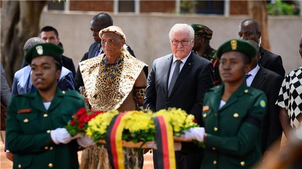 Bundespräsident Frank-Walter Steinmeier legt zusammen mit Nachfahren der Helden des Maji-Maji-Krieges am Denkmal im Memorial Park von Songea einen Kranz nieder.