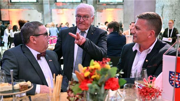 Bundespräsident Frank-Walter Steinmeier (M) im Gespräch mit Besuchern des Bürgerfestes.