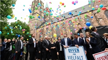 Bundespräsident Frank-Walter Steinmeier (M) lässt zusammen mit Gästen rund 500 Luftballons nach der Gedenkfeier in den Himmel vor der Martinskirche in Kassel steigen.