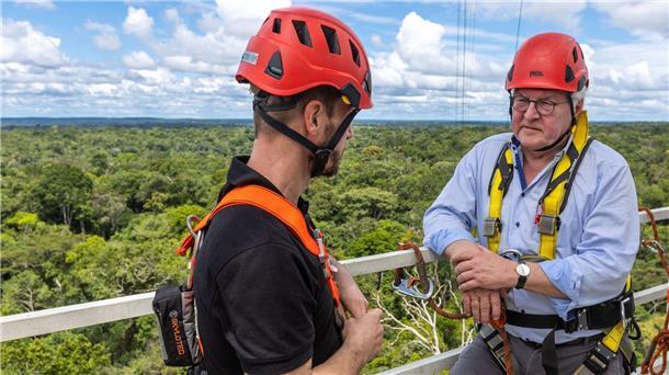 Steinmeier: Regenwald ist auch unsere Lebensgrundlage Bundespräsident Frank-Walter Steinmeier mit Stefan Wolff, Repräsentant des ATTO-Projekts vom Max-Planck-Institut, auf einer Plattform des Amazon Tall Tower Observatory (ATTO).