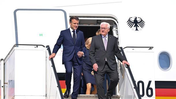 Macron befürwortet Einsatz westlicher Waffen gegen Russland Bundespräsident Frank-Walter Steinmeier (r) und der französische Präsident Emmanuel Macron sind am Flughafen Münster/Osnabrück gelandet.