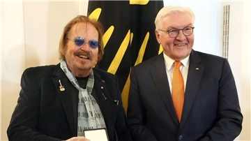 Bundespräsident Frank-Walter Steinmeier (r) verleiht den Bundesverdienstkreuz 1. Klasse an Frank Zander.