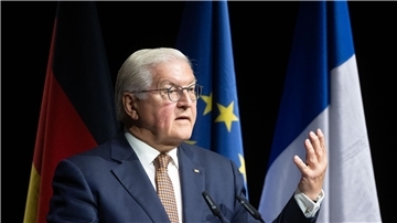 Bundespräsident Frank-Walter Steinmeier spricht bei den Feierlichkeiten zum 75-jährigen Bestehen des Deutsch-Französischen Instituts in Ludwigsburg.