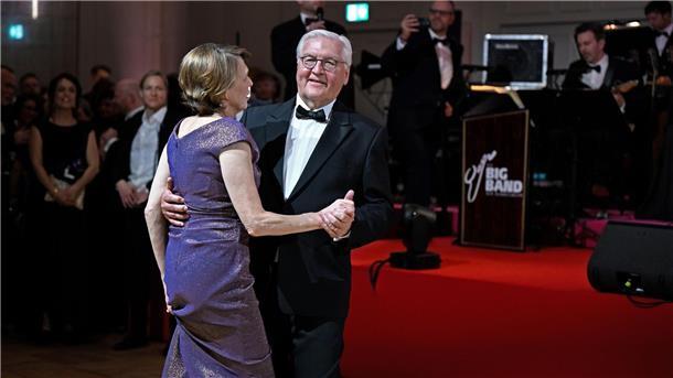 Bundespräsident Frank-Walter Steinmeier tanzt mit seiner Ehefra Elke Büdenbender den offiziellen Eröffnungswalzer.