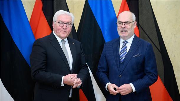Bundespräsident Frank-Walter Steinmeier und Estalnds Präsident Alar Karis (r) treffen sich in Tallinn zu einem Gespräch.