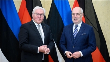 Bundespräsident Frank-Walter Steinmeier und Estalnds Präsident Alar Karis (r) treffen sich in Tallinn zu einem Gespräch.