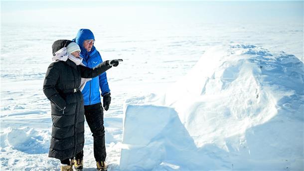Klimawandel hautnah - Steinmeier in der Arktis Bundespräsident Frank-Walter Steinmeier und seine Frau Elke Büdenbender sehen sich in der Arktis in Tuktoyaktuk ein Iglu an.
