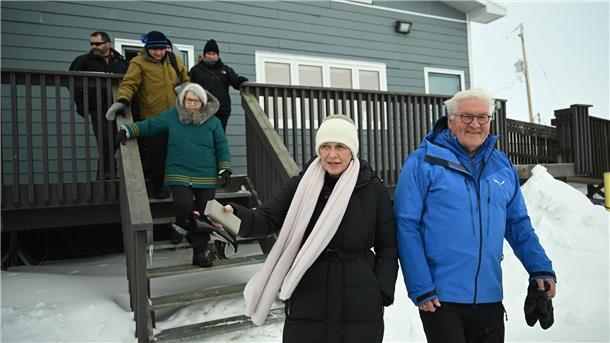 Klimawandel hautnah - Steinmeier in der Arktis Bundespräsident Frank-Walter Steinmeier und seine Frau Elke Büdenbender kommen am Flughafen in Tuktoyaktuk, im arktischen Norden von Kanada, an.