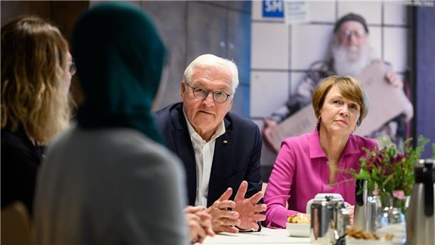 Bundespräsident Frank-Walter Steinmeier und seine Frau Elke Büdenbender unterhalten sich im Zentrum am Zoo mit Mitarbeiterinnen und Mitarbeitern der neuen Kinderakademie der Berliner Stadtmission.