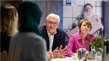 Bundespräsident Frank-Walter Steinmeier und seine Frau Elke Büdenbender unterhalten sich im Zentrum am Zoo mit Mitarbeiterinnen und Mitarbeitern der neuen Kinderakademie der Berliner Stadtmission.