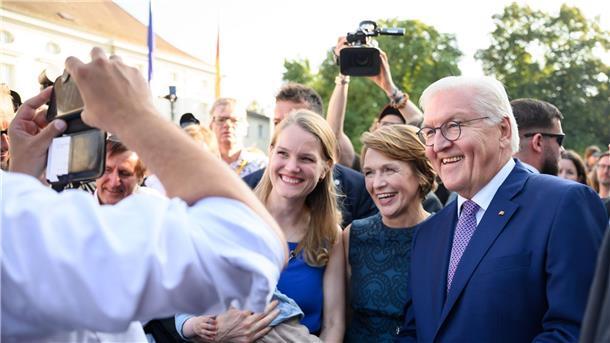 Bürgerfest bei Steinmeier: „Ehrenamtliche sind Mutmacher“ Bundespräsident Frank-Walter Steinmeier und seine Frau Elke Büdenbender lassen sich beim Bürgerfest mit Gästen fotografieren.