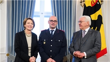 Bundespräsident Frank-Walter Steinmeier und seine Frau Elke Büdenbender begrüßen Torben Voigt aus Verden (M) beim Neujahrsempfang im Schloss Bellevue.