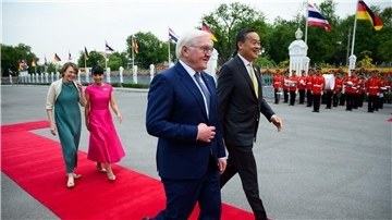 Bundespräsident Frank-Walter Steinmeier und seine Frau Elke Büdenbender (l) werden von Thailands Premierminister Srettha Thavisin und dessen Frau Pakpilai Thavisin am Government House in Bangkok begrüßt.