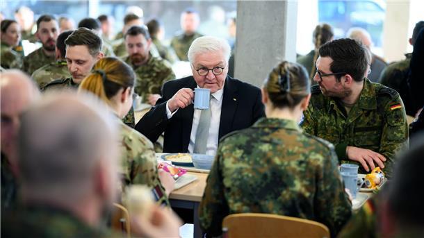 Bundespräsident Frank-Walter Steinmeier unterhält sich auf der estnischen Luftwaffenbasis Ämari mit dort stationierten deutschen Soldatinnen und Soldaten.