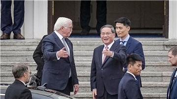 Bundespräsident Frank-Walter Steinmeier verabschiedet den chinesischen Ministerpräsidenten Li Qiang vor dem Schloss Bellevue.