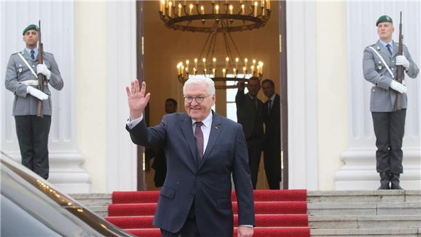 Jubelrufe und Fähnchen: Charles und Camilla in Berlin Bundespräsident Frank-Walter Steinmeier verabschiedet die royalen Gäste.
