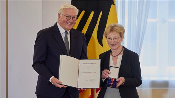 Bundesverdienstkreuz für ehemalige Bremer Grundschulleiterin Bundespräsident Frank-Walter Steinmeier verleiht Maresi Lassek den Verdienstorden zum Tag der Deutschen Einheit.