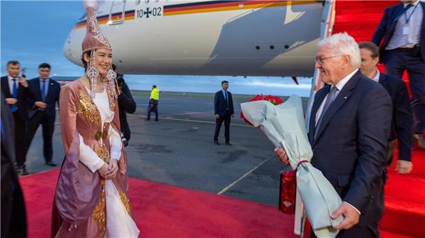 Deutschland und Kasachstan wollen engere Beziehungen Bundespräsident Frank-Walter Steinmeier wird am Nursultan-Nasarbajew-Flughafen in der Republik Kasachstan begrüßt.
