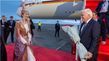 Bundespräsident Frank-Walter Steinmeier wird am Nursultan-Nasarbajew-Flughafen in der Republik Kasachstan begrüßt.