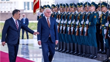 Bundespräsident Frank-Walter Steinmeier wird in Bischkek von seinem kirgisischen Amtskollegen Sadyr Schaparow (l) empfangen.