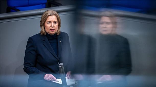 Bundestagspräsidentin Bärbel Bas (SPD) spricht zu Beginn der Holocaust-Gedenkstunde des Deutschen Bundestages.