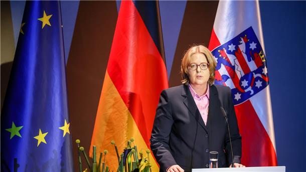 Bundestagspräsidentin Bärbel Bas spricht zum Festakt anlässlich der Einheitsfeierlichkeiten in Erfurt.
