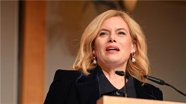 Bundestagspräsidentin Julia Klöckner hielt in Berlin eine Laudatio auf die Streetworkerin Sabine Constabel, die sich gegen Prostitution engagiert.