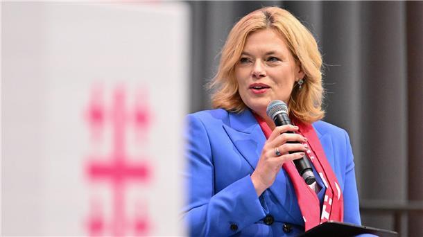 Klöckner: Kirche darf keine Partei sein Bundestagspräsidentin Klöckner hat mit Kritik an der Kirche eine Debatte losgetreten.