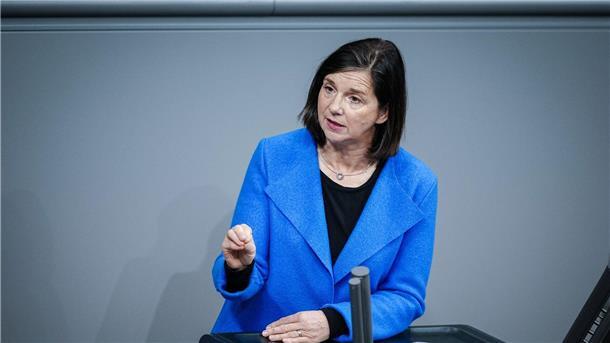 Ende der Atomenergie: Kritik von CDU und Wirtschaft Bundestagsvizepräsidentin Katrin Göring-Eckardt erwartet, dass der Strompreis günstiger wird, wenn mehr erneuerbare Energie genutzt wird.
